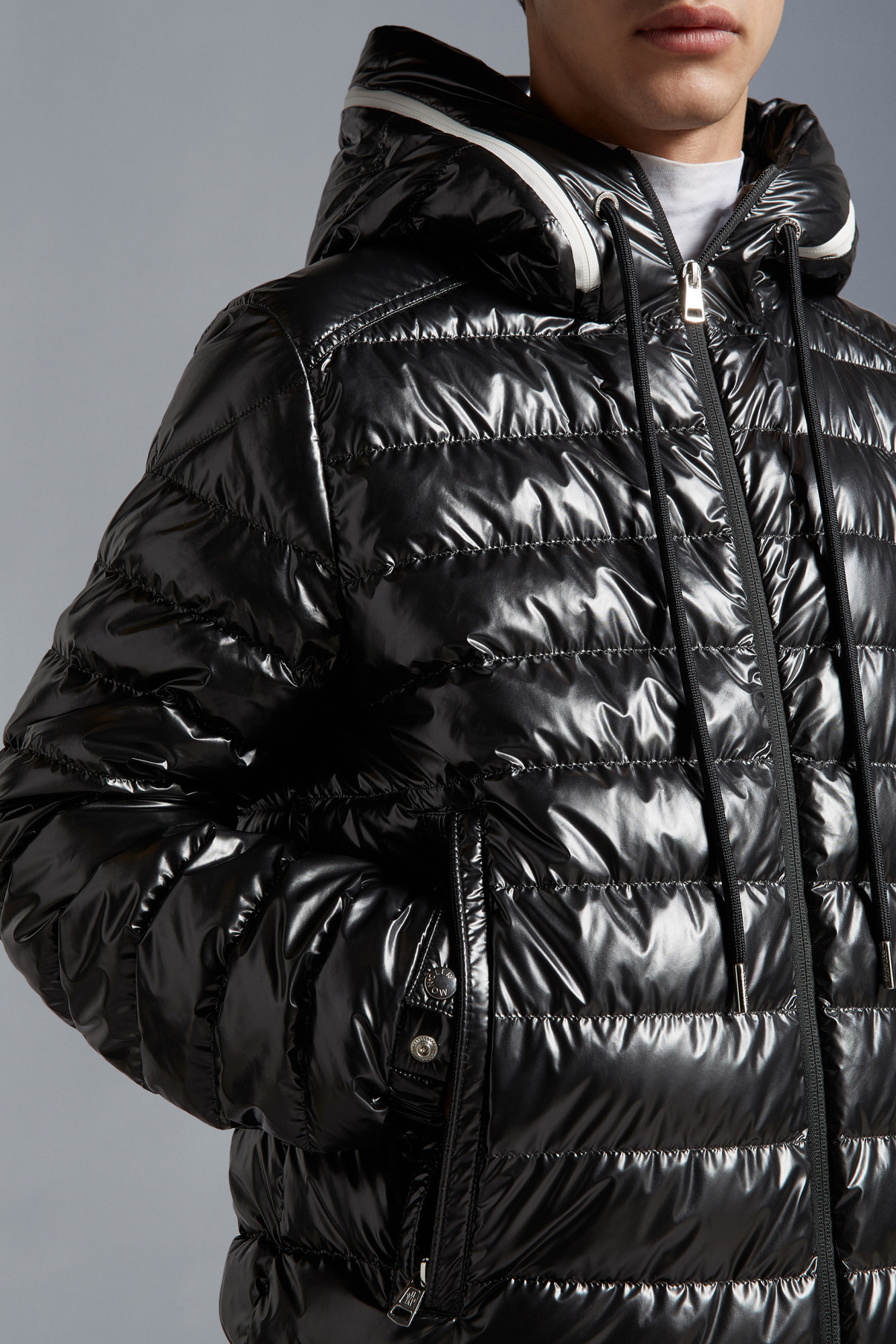 Moncler Akinari Short Down Jacket In Black