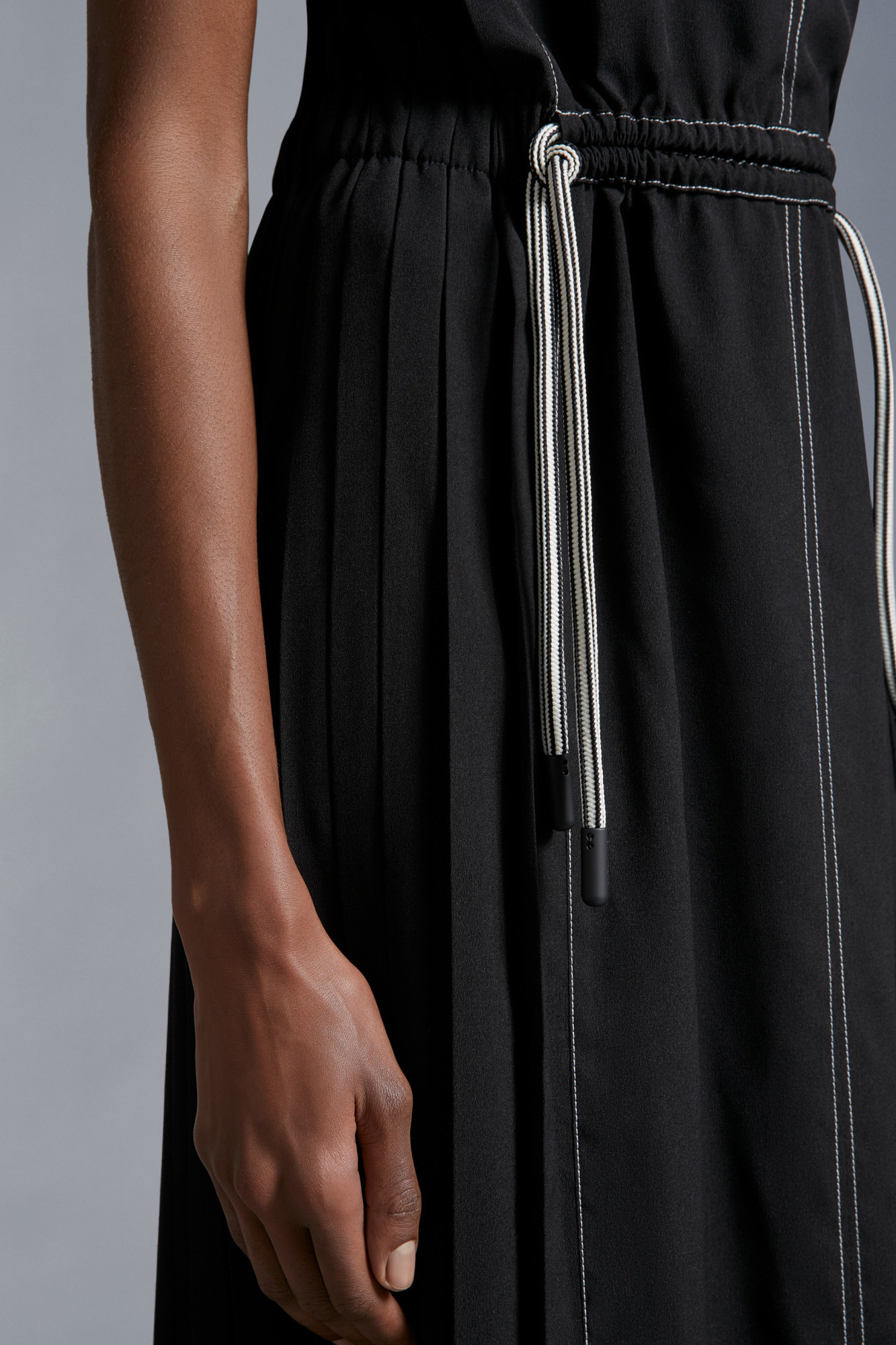 Moncler Draw The Rope To Pull In The Waist Dress In Black
