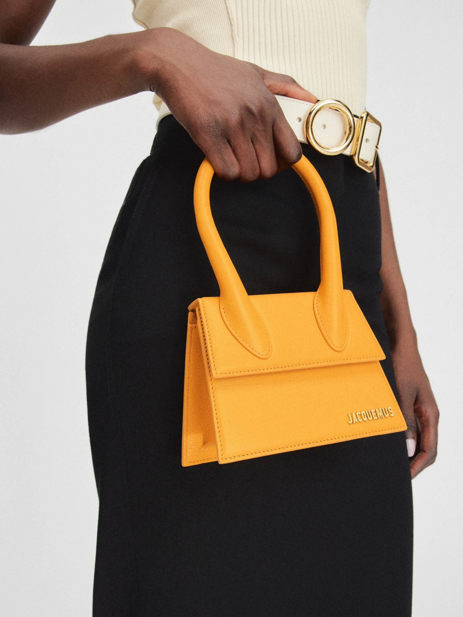 JACQUEMUS JACQUEMUS LE CHIQUITO MOYEN SIGNATURE HANDBAG