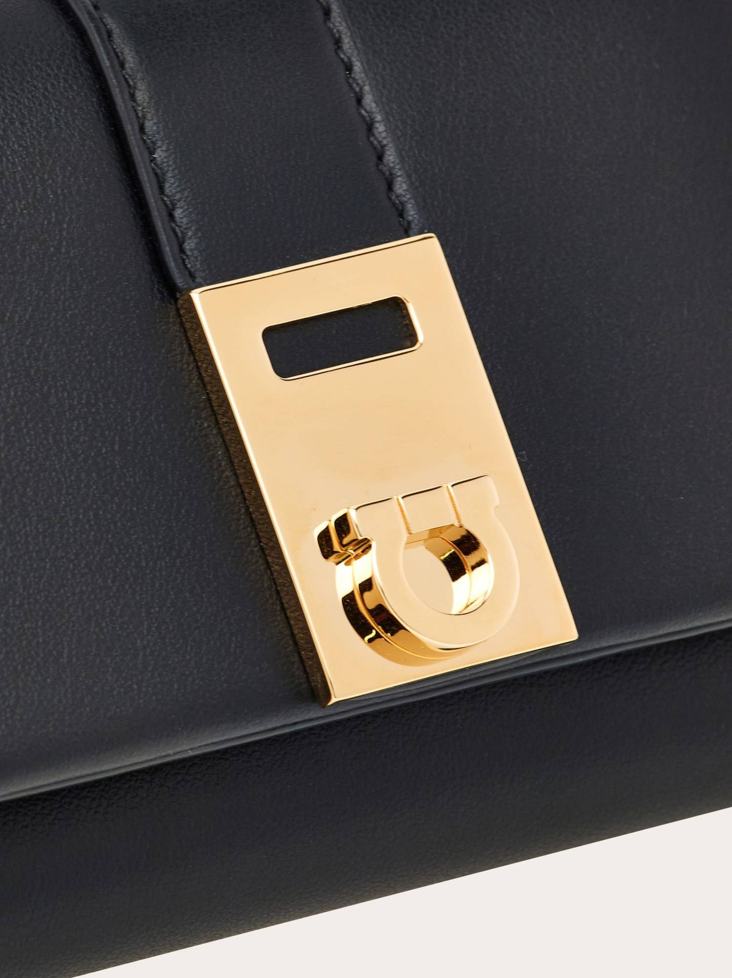 Ferragamo Hug Two-tone Leather Wallet In Black