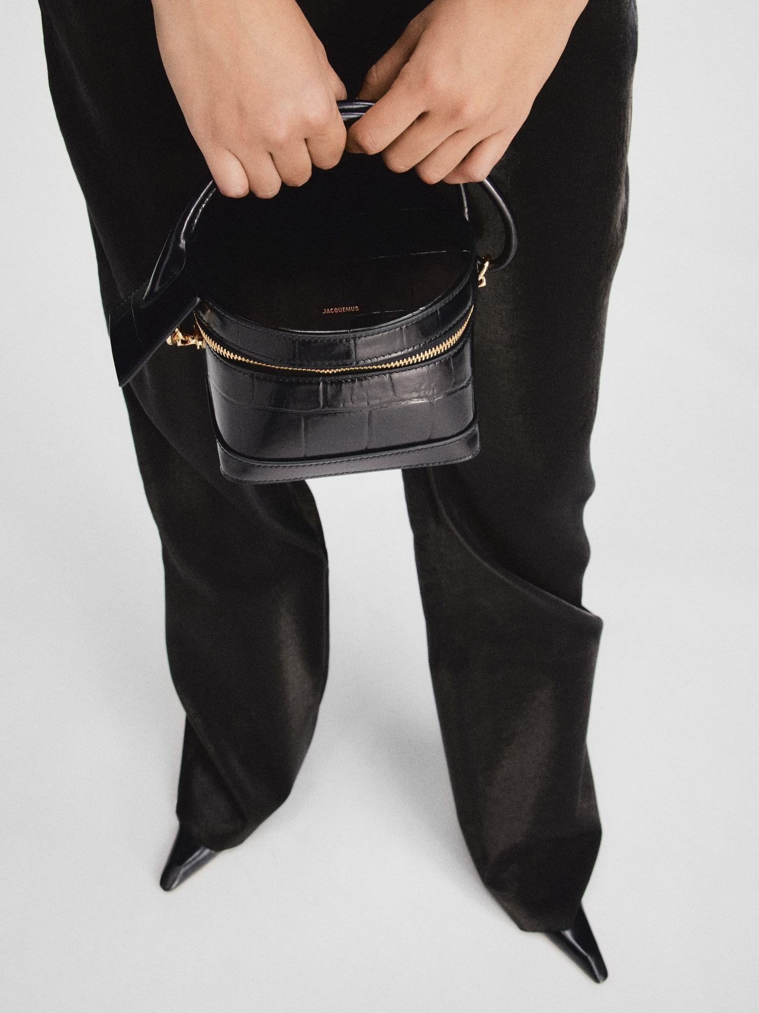 Jacquemus Logo Detailed Embossed Shoulder Bag In Black