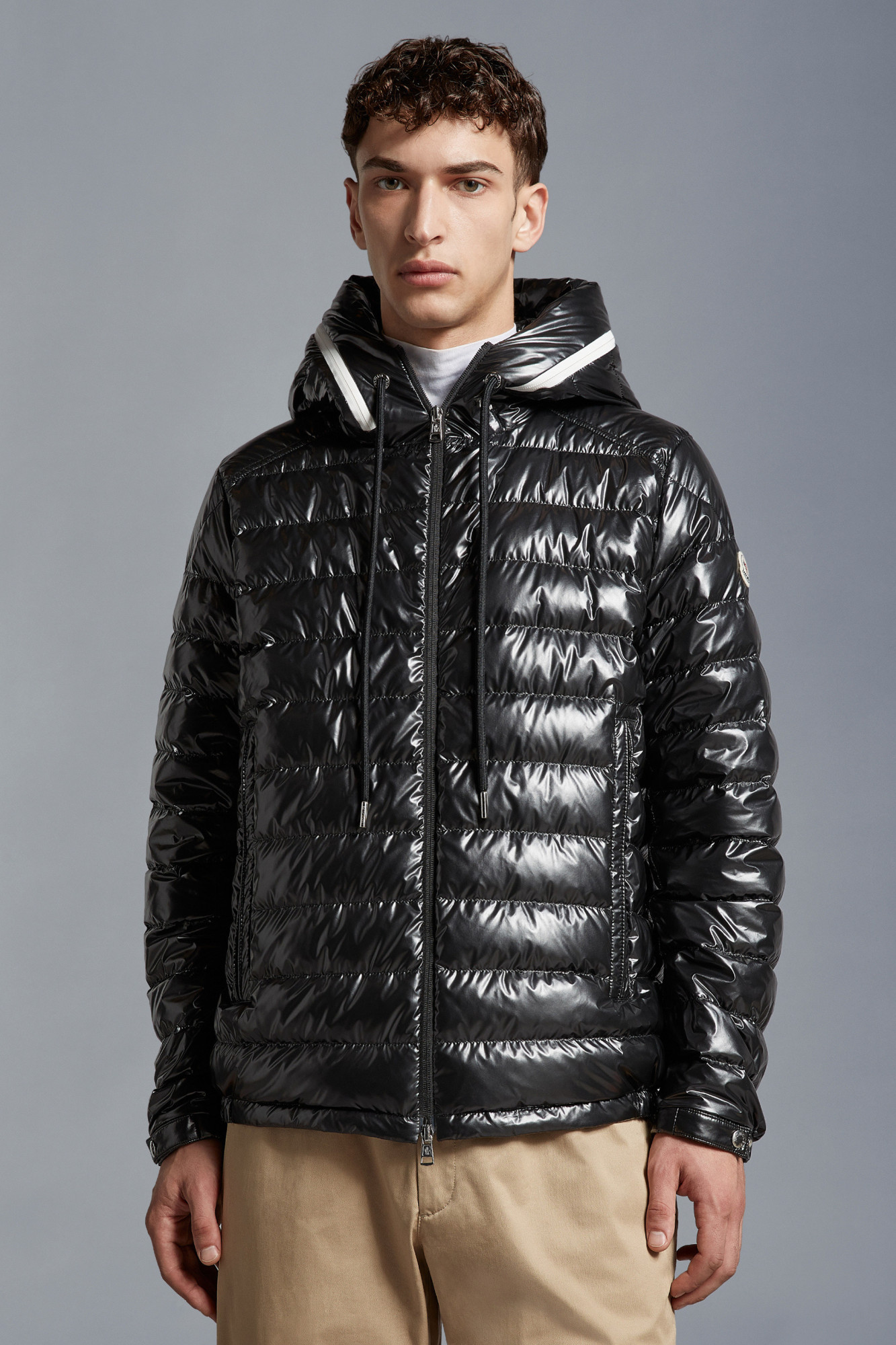Moncler Akinari Short Down Jacket In Black