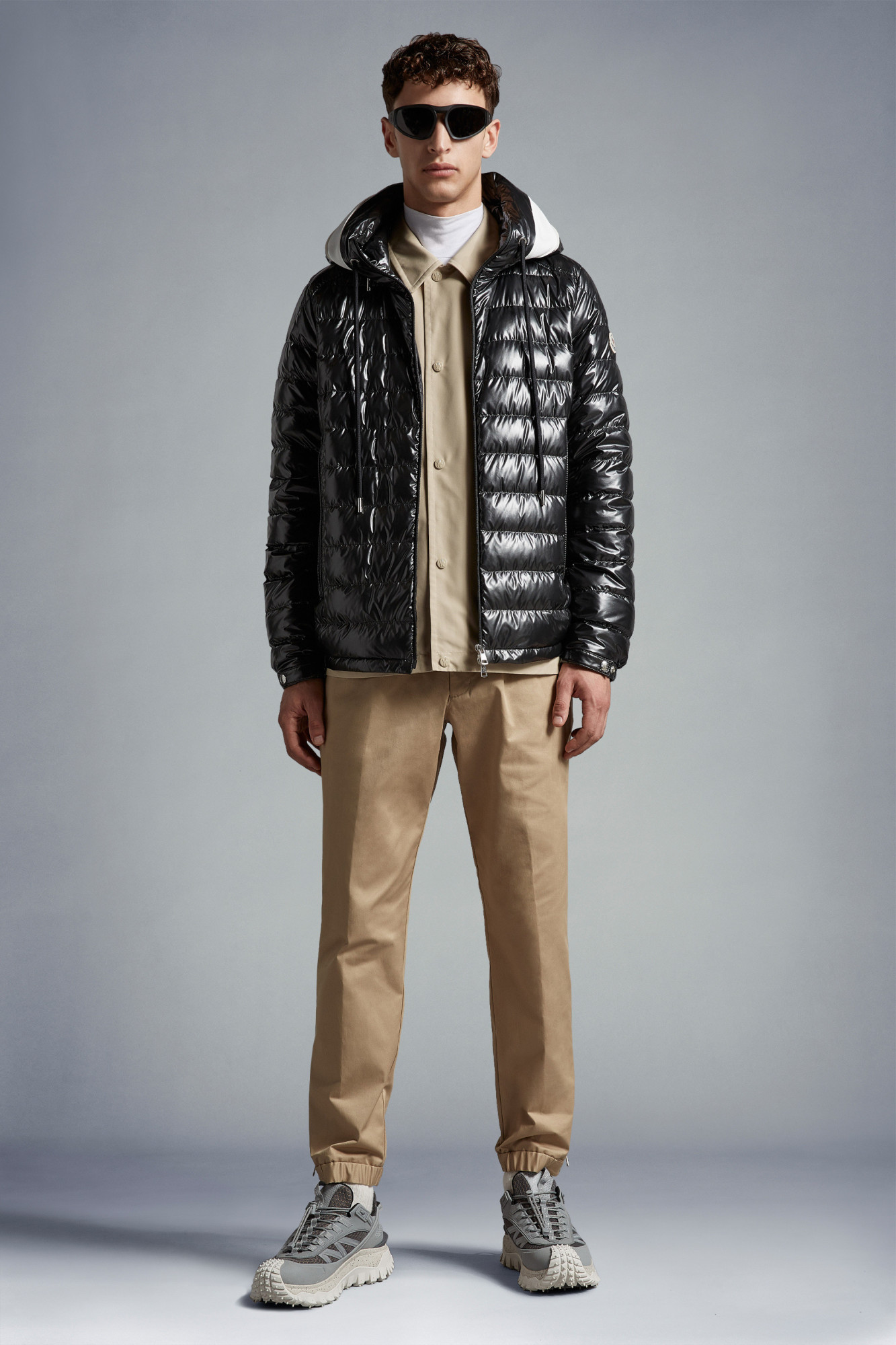 Moncler Akinari Short Down Jacket In Black